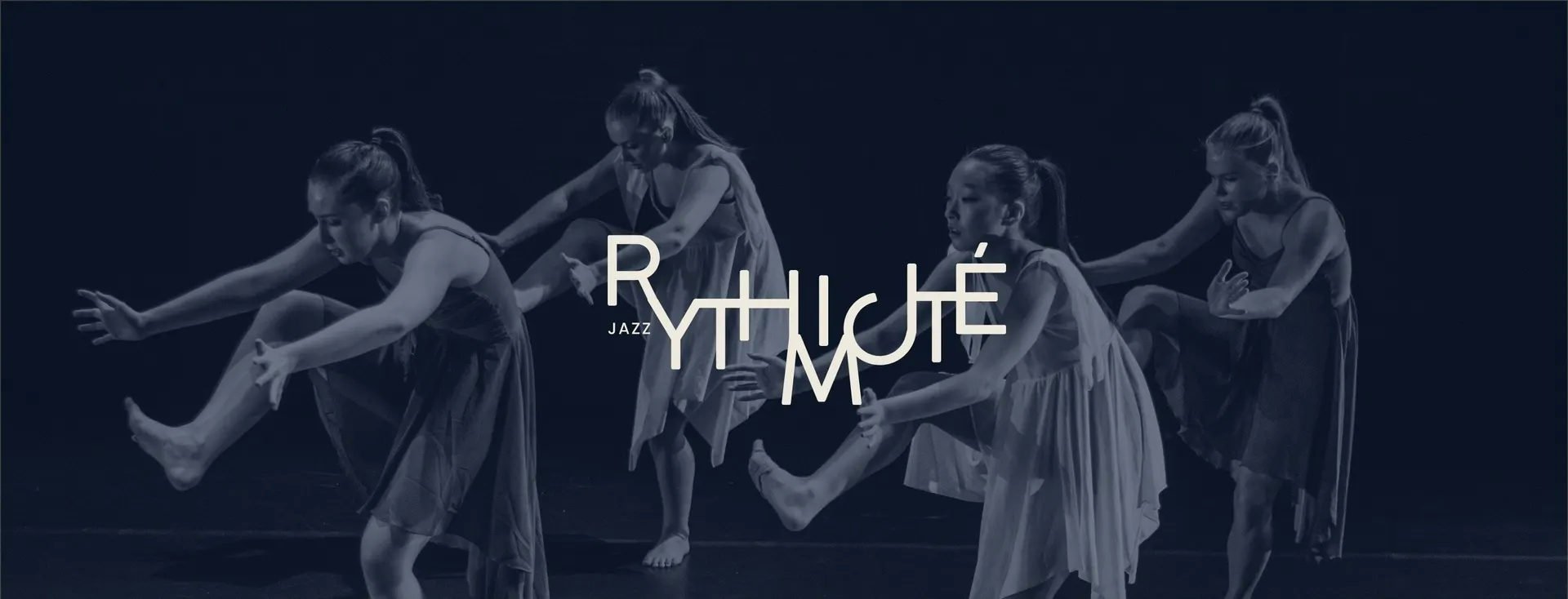 Quatre danseuses de jazz sur scène, logotype RYTHMICITÉ